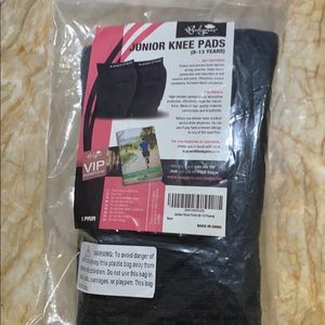 black junior knee pads. (8-13 years)
